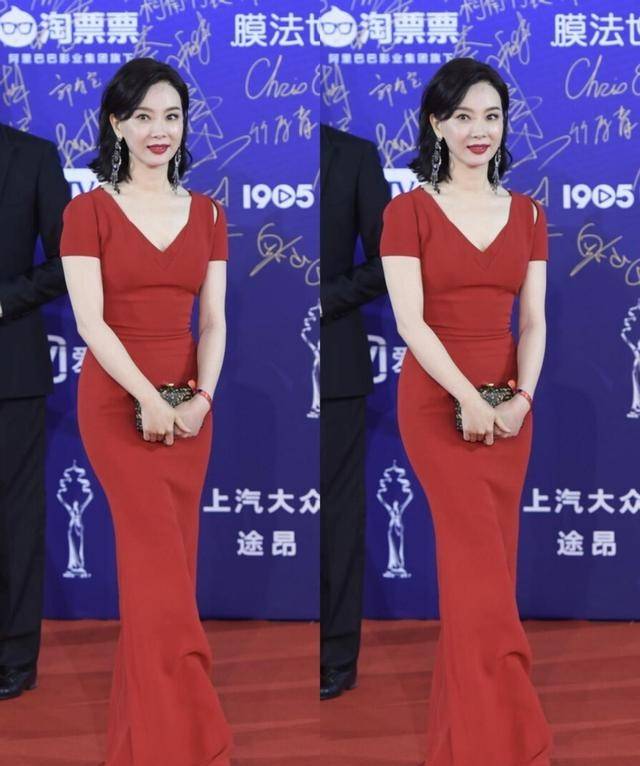 材质|陈数的气质真够绝的，一袭长裙优雅又高贵，看着发量也挺多