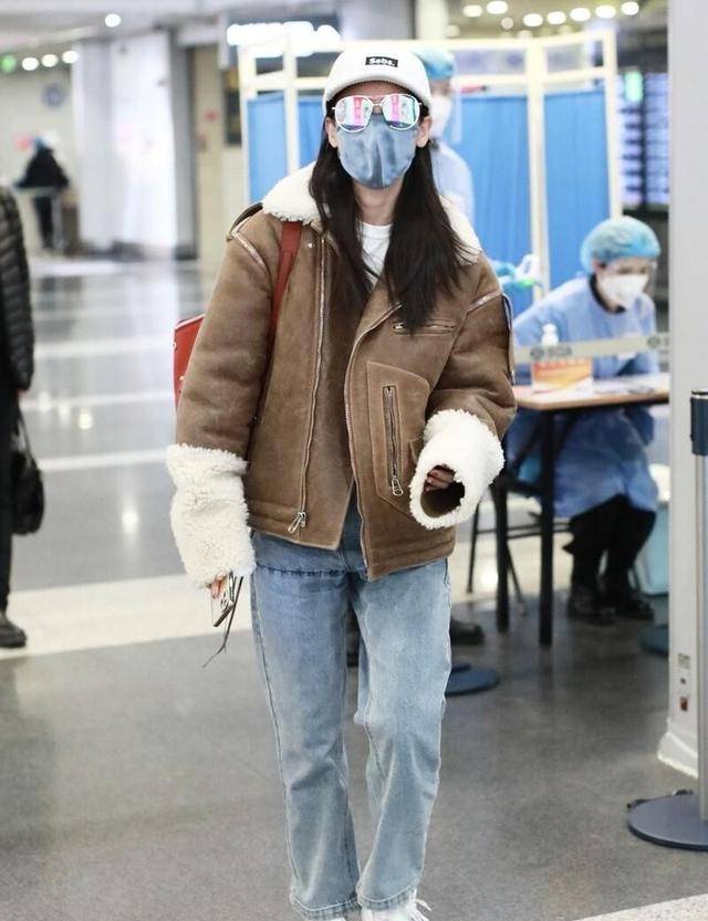 黄圣依|黄圣依真会扮嫩，羊羔绒夹克配牛仔裤清爽减龄，哪像俩孩子的妈