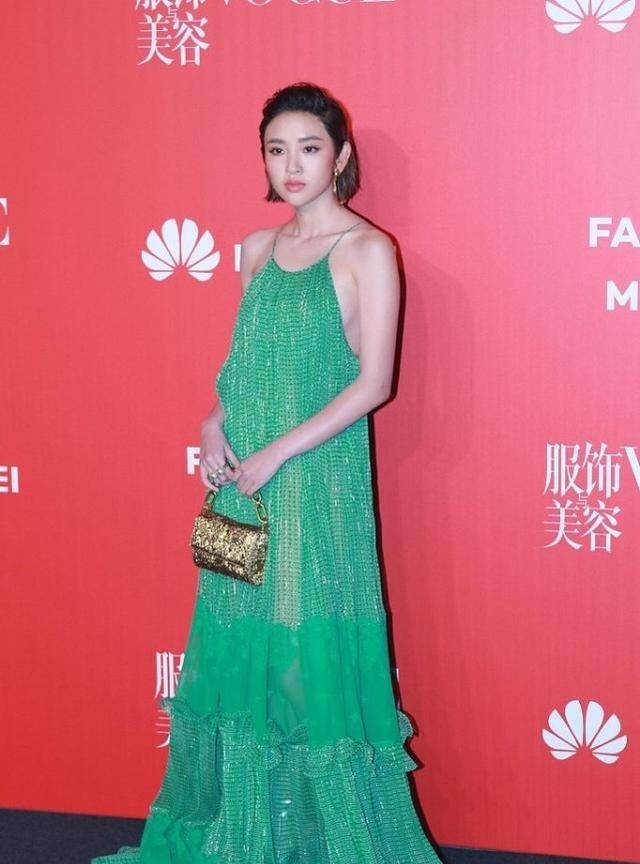 短裙|唐艺昕挺懂搭配，一条裙子上身清凉下身保守，不是一般人能驾驭的