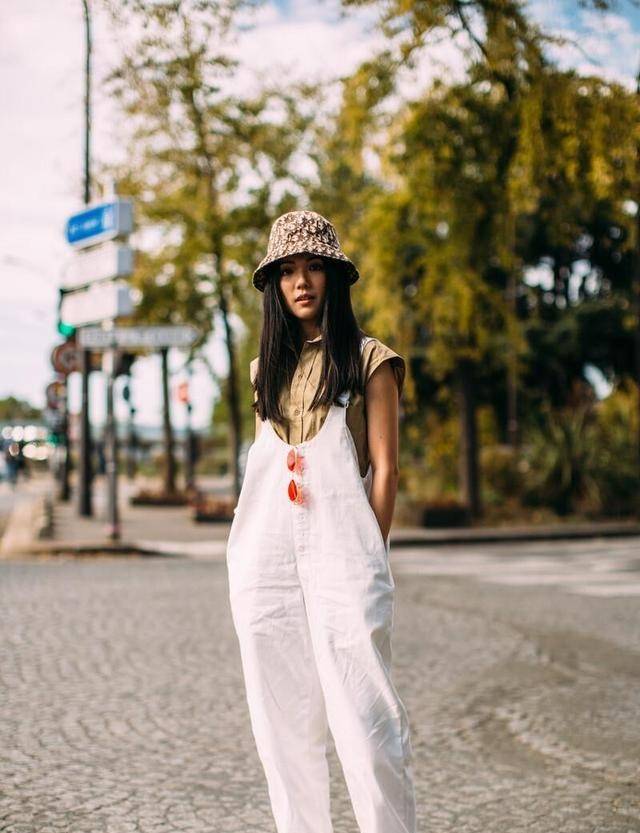 服装|背带裤的潮流风又吹回来了,别老穿普通的牛仔背带裤了,试试这些