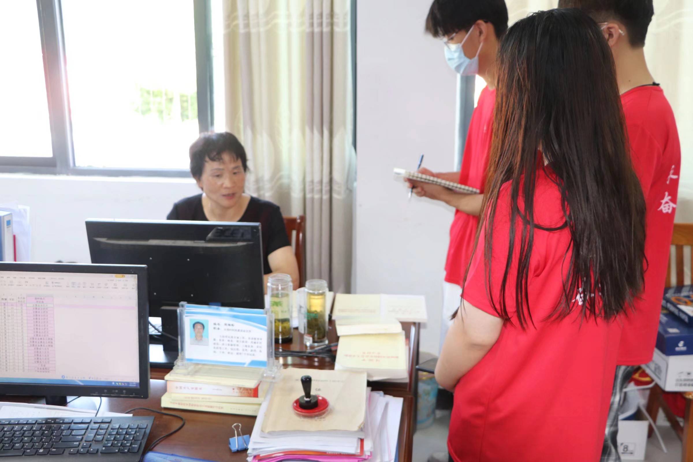 礼赞美丽乡村助力乡村振兴实践团前往大湾村村委会进行采访调研