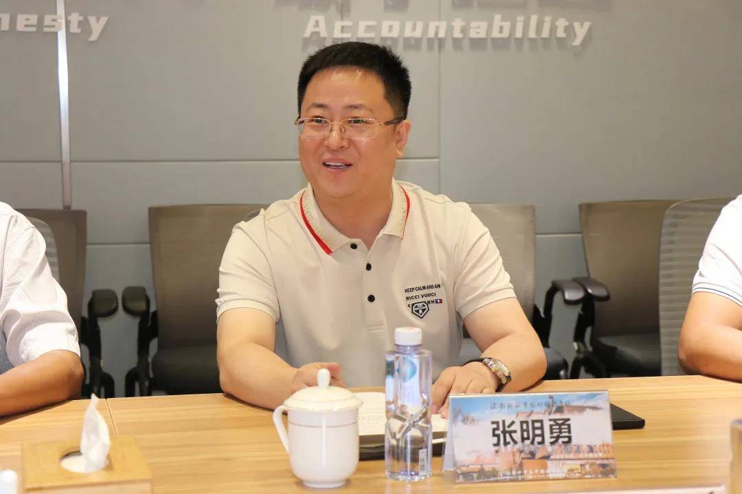 我会发起人张明勇发言表示新航学校一直秉承"让每个生命都精彩绽放"的