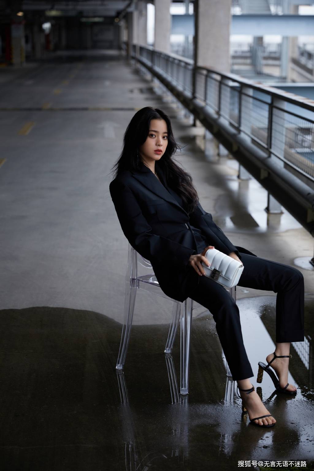 欧阳娜娜全黑西服套装着身化身酷女孩