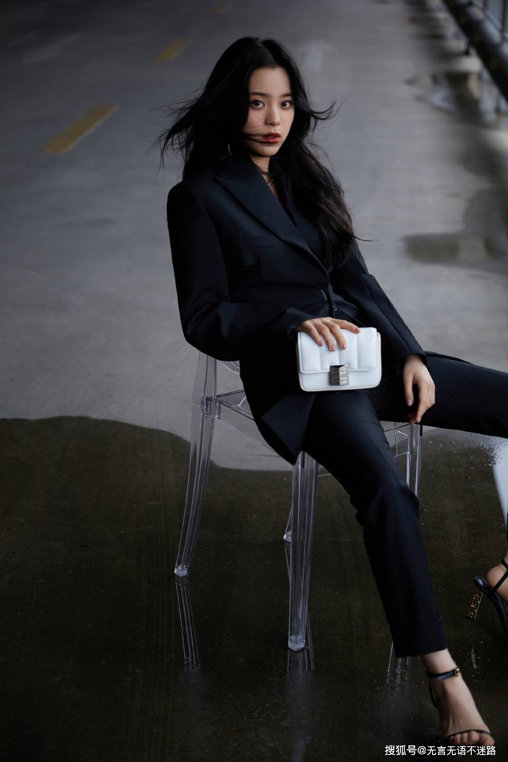 欧阳娜娜全黑西服套装着身化身酷女孩