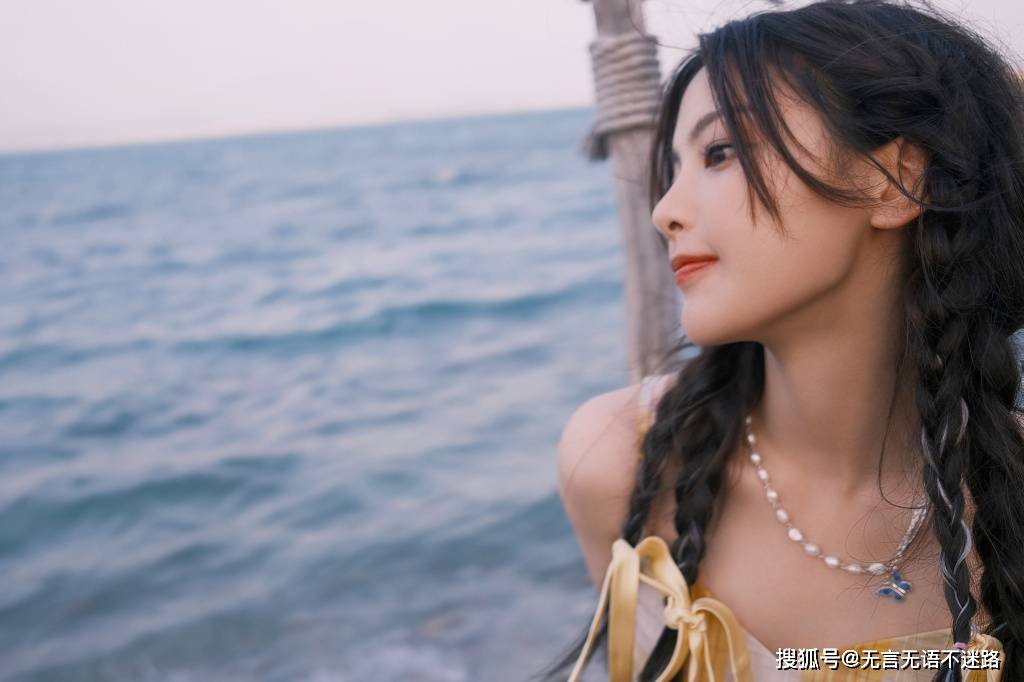 林木|杨超越,户外林木间,甜美可人清新养眼