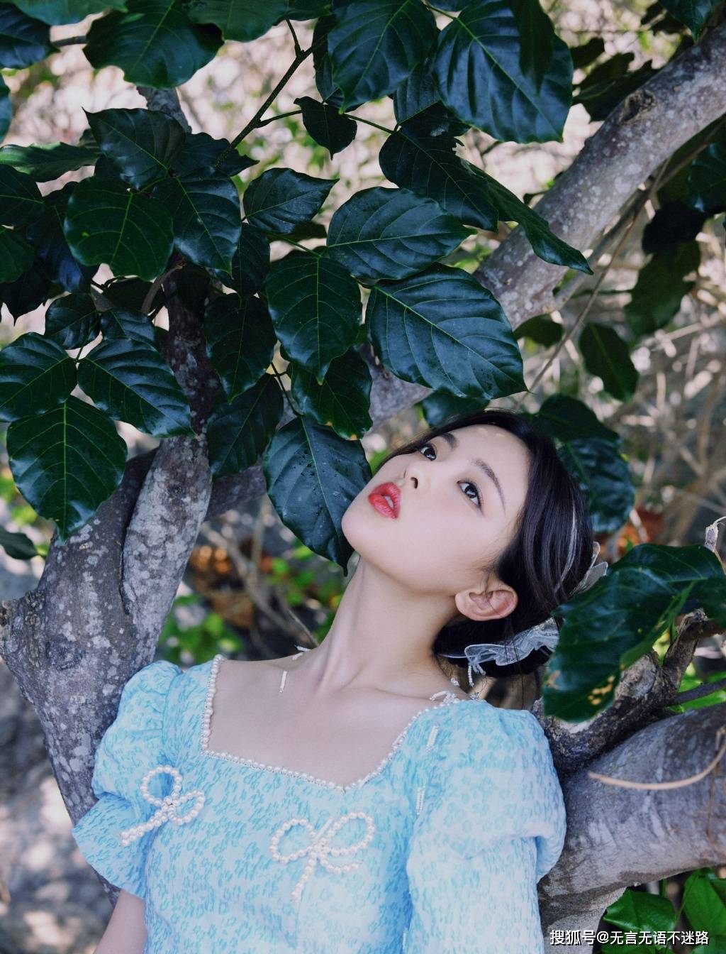 林木|杨超越,户外林木间,甜美可人清新养眼