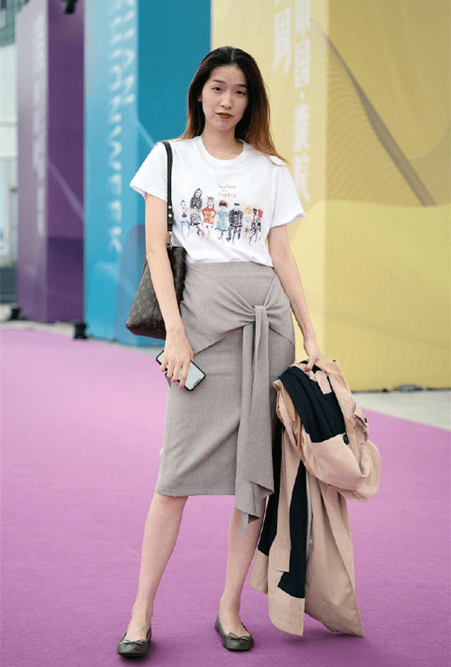 图案|离开裤子的T恤,搭“半身长裙”更洋气显瘦