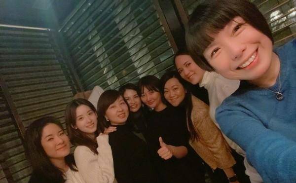 章泽天|章泽天小年夜参加聚会，身家百亿成顶级豪门妇，不站C位依旧抢镜