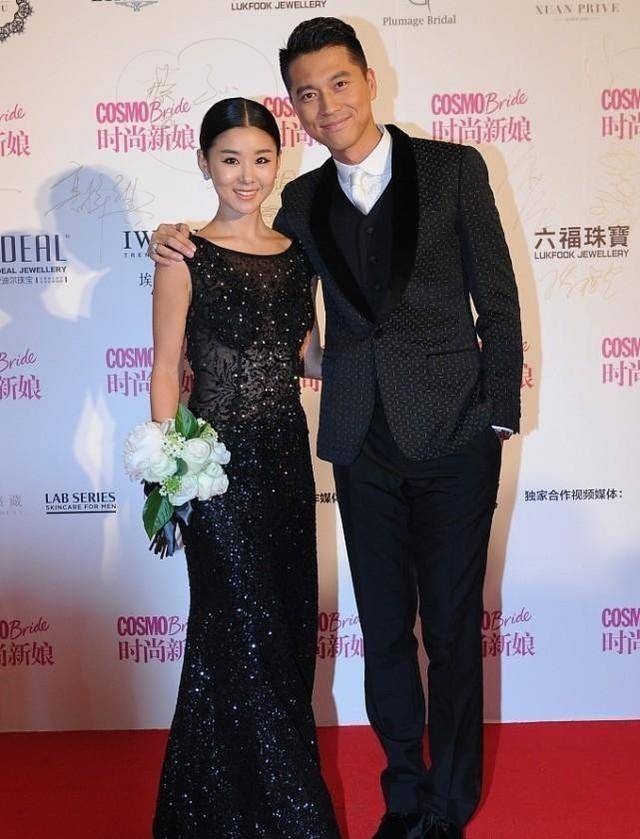 王雷|王雷和妻子李小萌真恩爱，两人都是一身黑的打扮，不愧是一家子