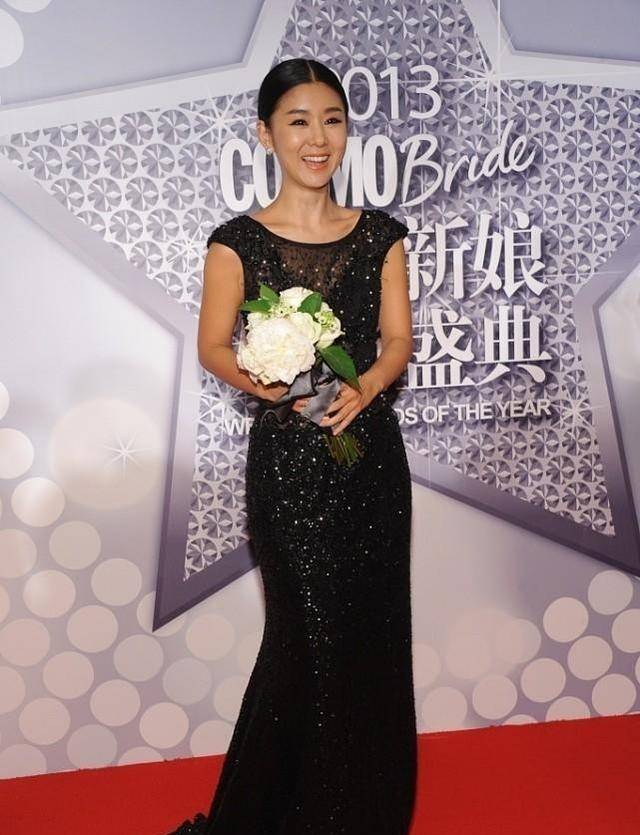 王雷|王雷和妻子李小萌真恩爱，两人都是一身黑的打扮，不愧是一家子