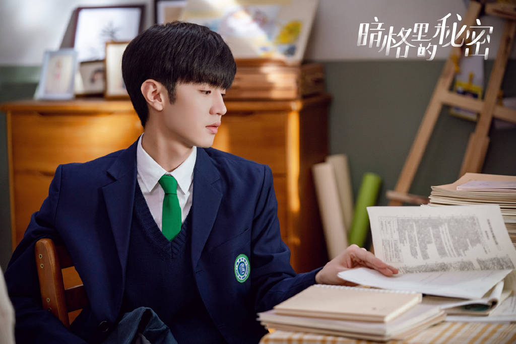 由张笑安执导,陈哲远,徐梦洁等主演的青春校园剧《暗