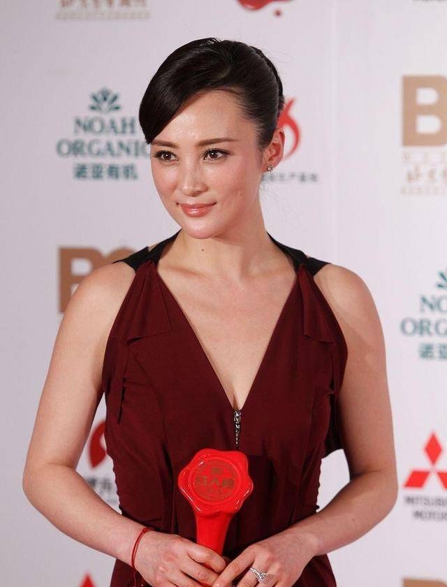 设计|蒋勤勤这造型挺不保守的，领子开叉到腰，但看着真挺迷人