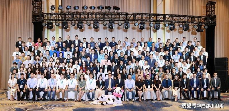 (我们不用两边变形的广角),当然少不了合影站架,这可能成都集体照拍摄