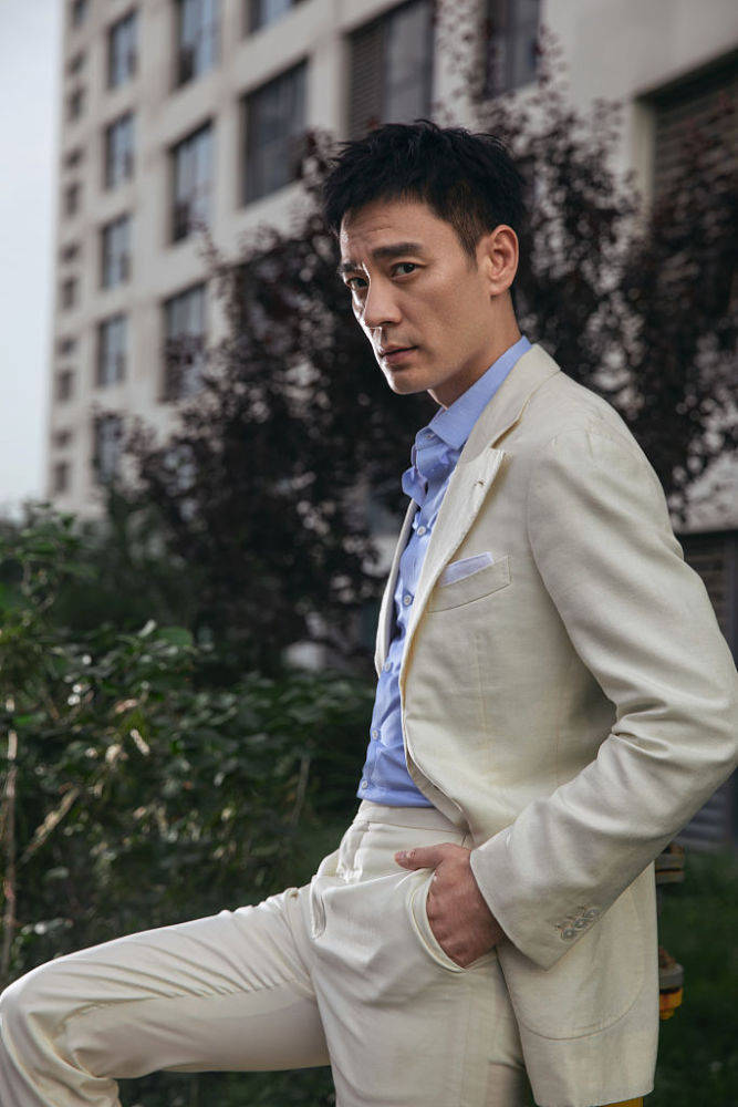 李光洁白西装配蓝衬衫清爽大方微露额头尽显型男范