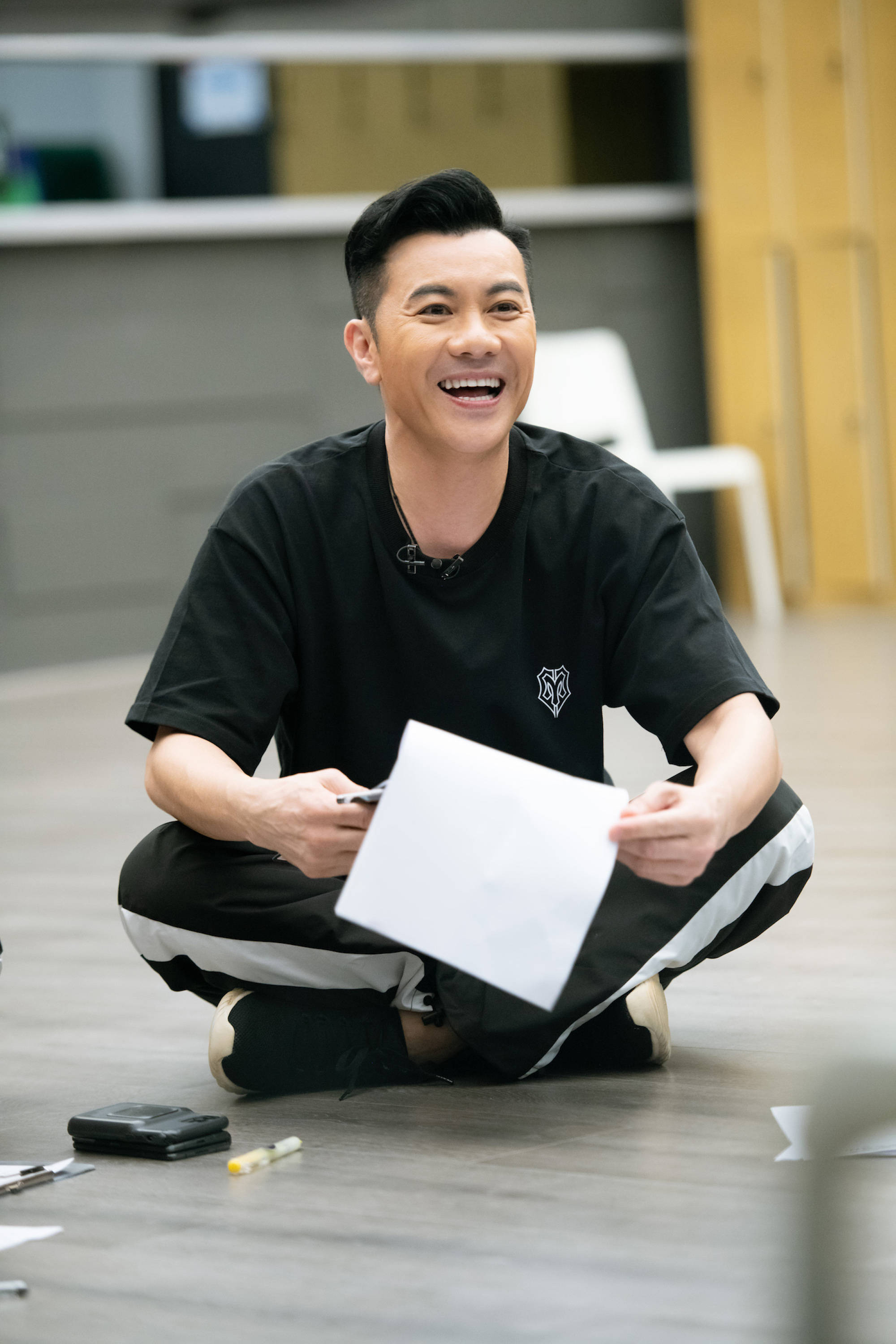 梁汉文露出开心笑颜,展现训练气氛友爱和谐梁汉文手指镜头,仿佛对观众