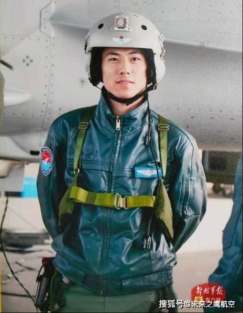 飞舞的黄沙中,飞行员白龙驾驶着歼-20战机从跑道上平稳滑出,昂首起飞.