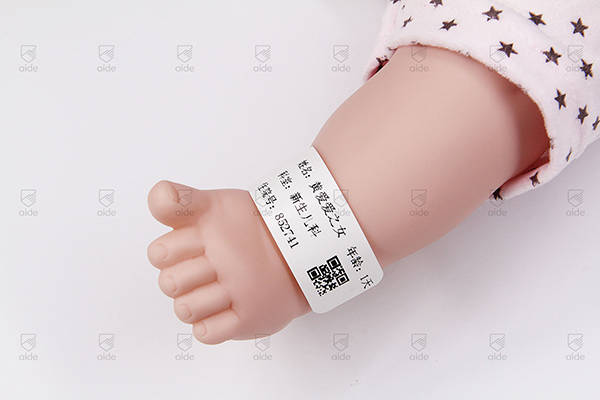 腕带戴在脚腕上原来有那么多学问