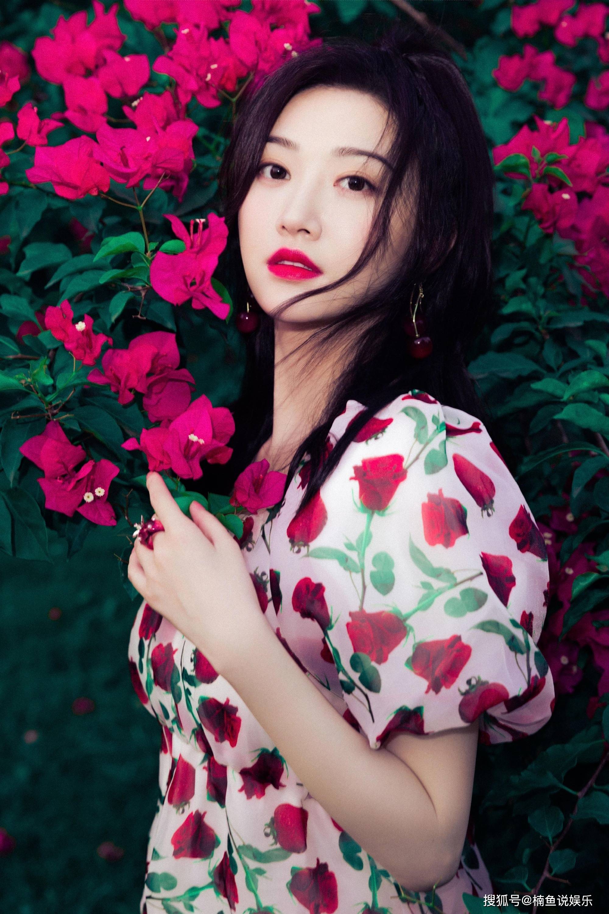 景甜不愧是人间富贵花穿连衣裙温柔出镜万花丛中属你最娇艳