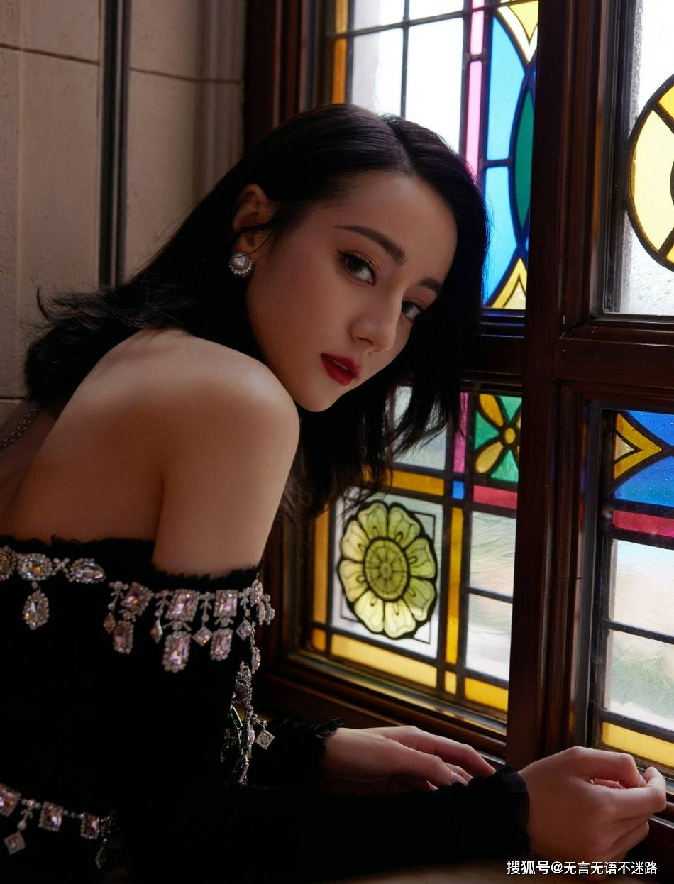 丝绒|迪丽热巴，一袭黑丝绒公主裙，高贵优雅