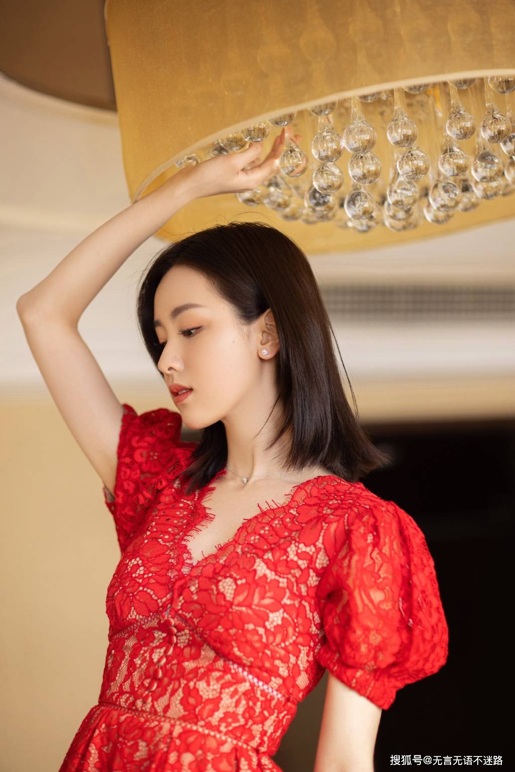 气息|陈都灵，性感红色蕾丝连衣裙着身，青春气息十足
