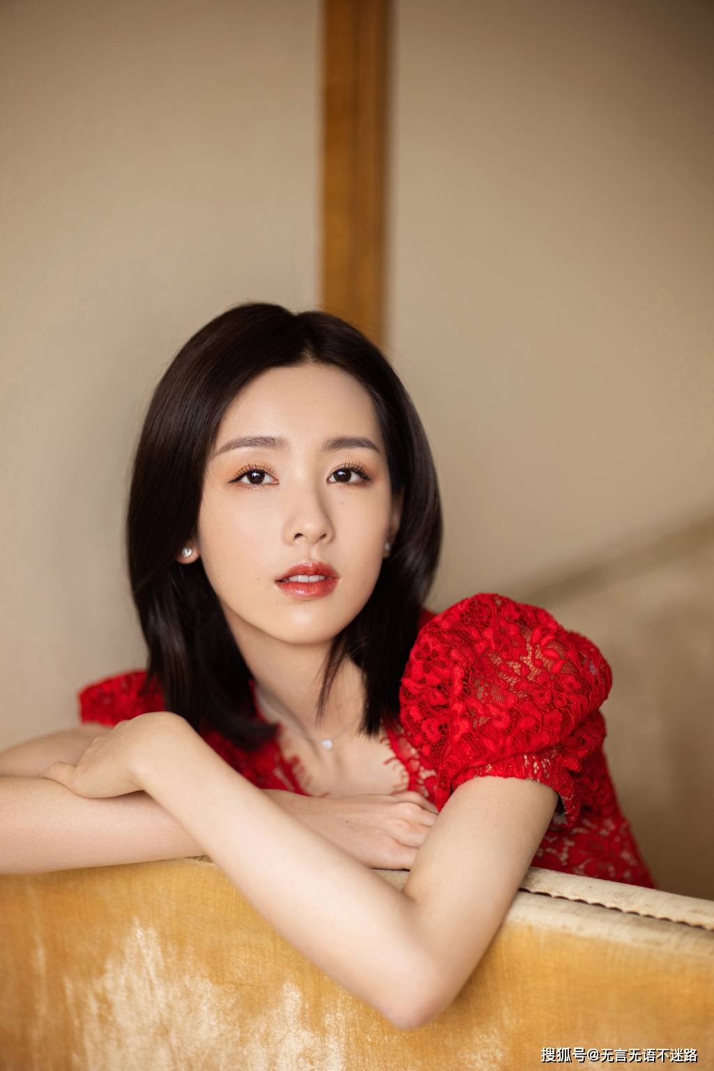 气息|陈都灵，性感红色蕾丝连衣裙着身，青春气息十足