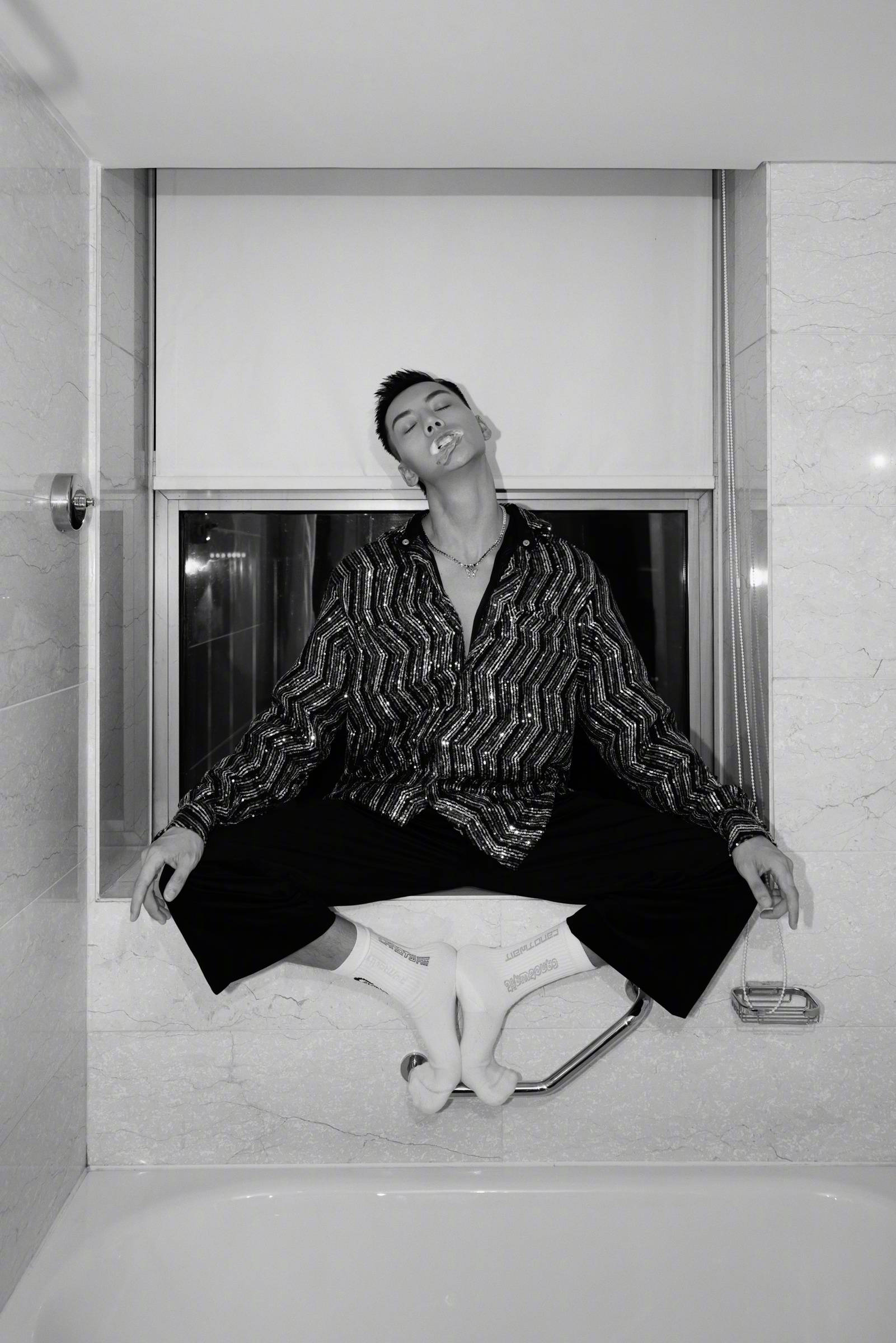 陈伟霆沉浸式浴室刷牙 歪头眼神杀荷尔蒙爆棚