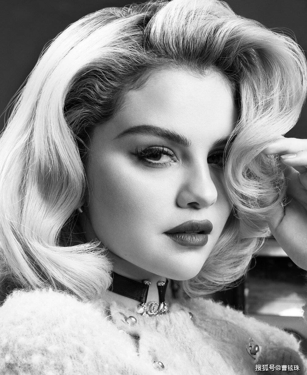 赛琳娜·戈麦斯(selena gomez)近日登上9月美版《elle》杂志的封面