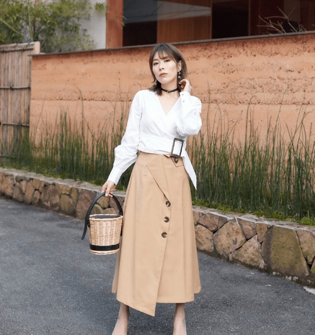 颜色|白衬衫+米色裙，显白显瘦飙气质