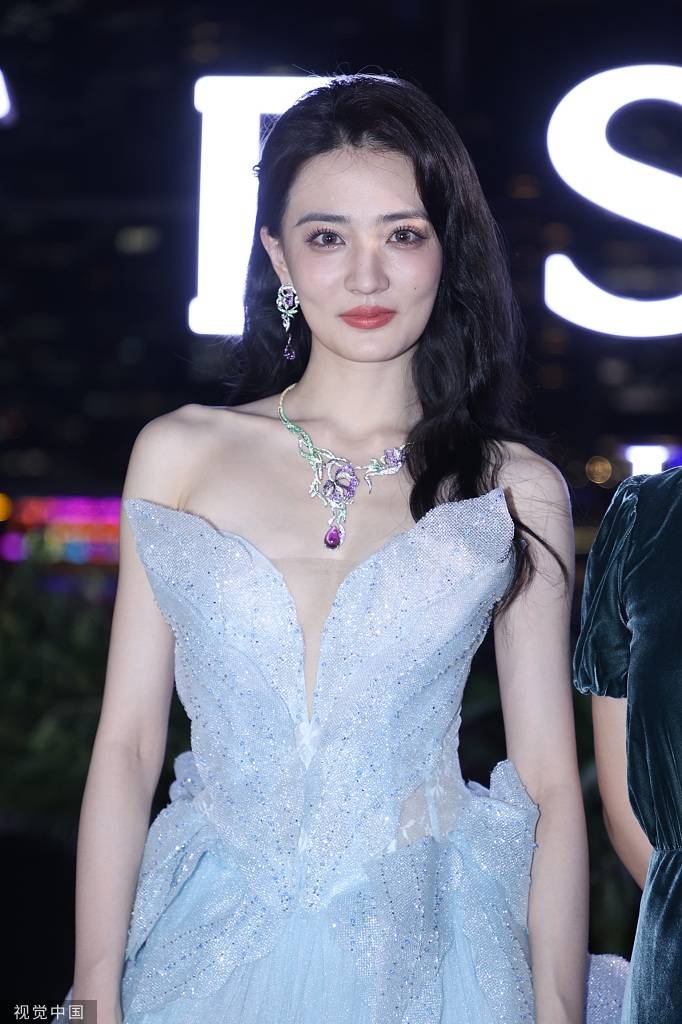 1/ 12 2021年8月20日,上海,徐璐出席活动,她身穿蕾丝蝴蝶结长裙秀性感