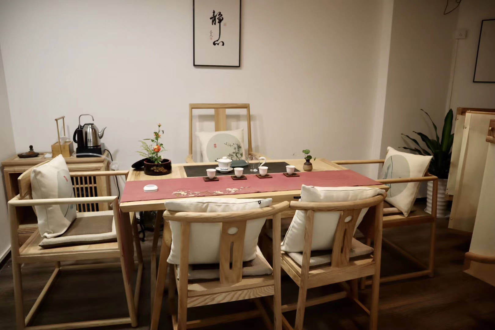 雅事一桩空间不大,却将生活中的悠然品位尽数呈现于盈盈一水间,品茶香