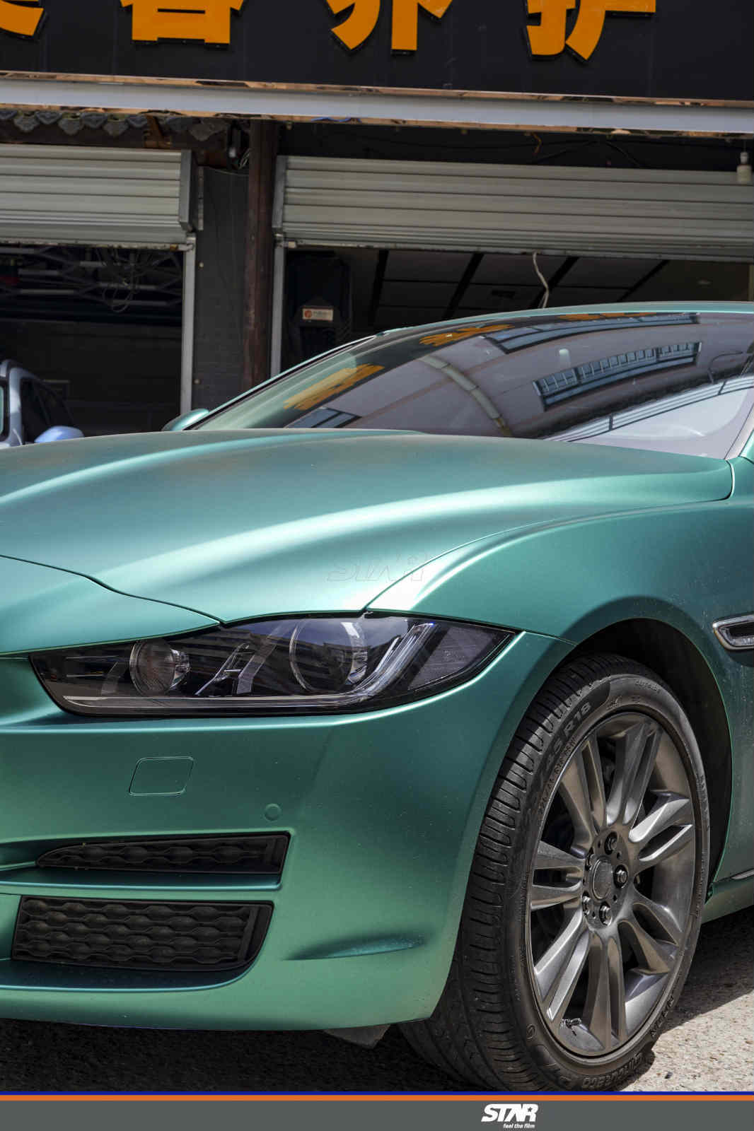 捷豹xel改色贴膜电光祖母石绿跳出来蓝色的豹子