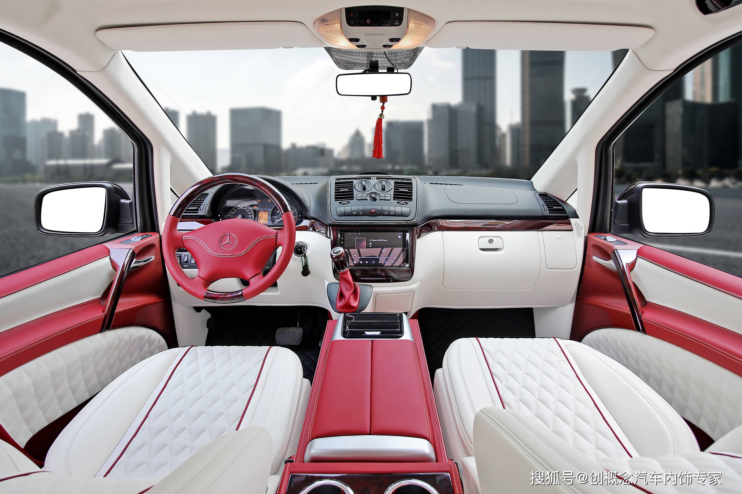 深圳奔驰老威霆七座无隔断内饰改装,现代简约高级红白拼色系