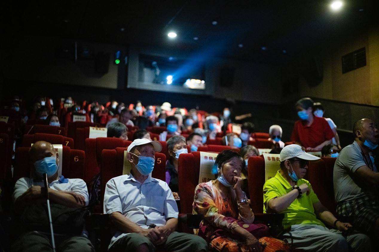 原创为盲人放一千场电影同步转述电影画面观影前触摸恐龙模型