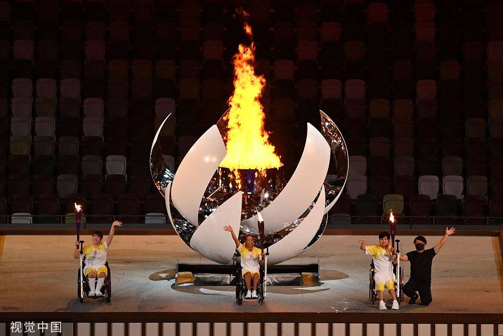 组图:残奥会开幕式 三位残疾运动员共同点燃圣火