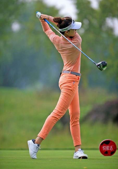 中国美女高尔夫选手图片