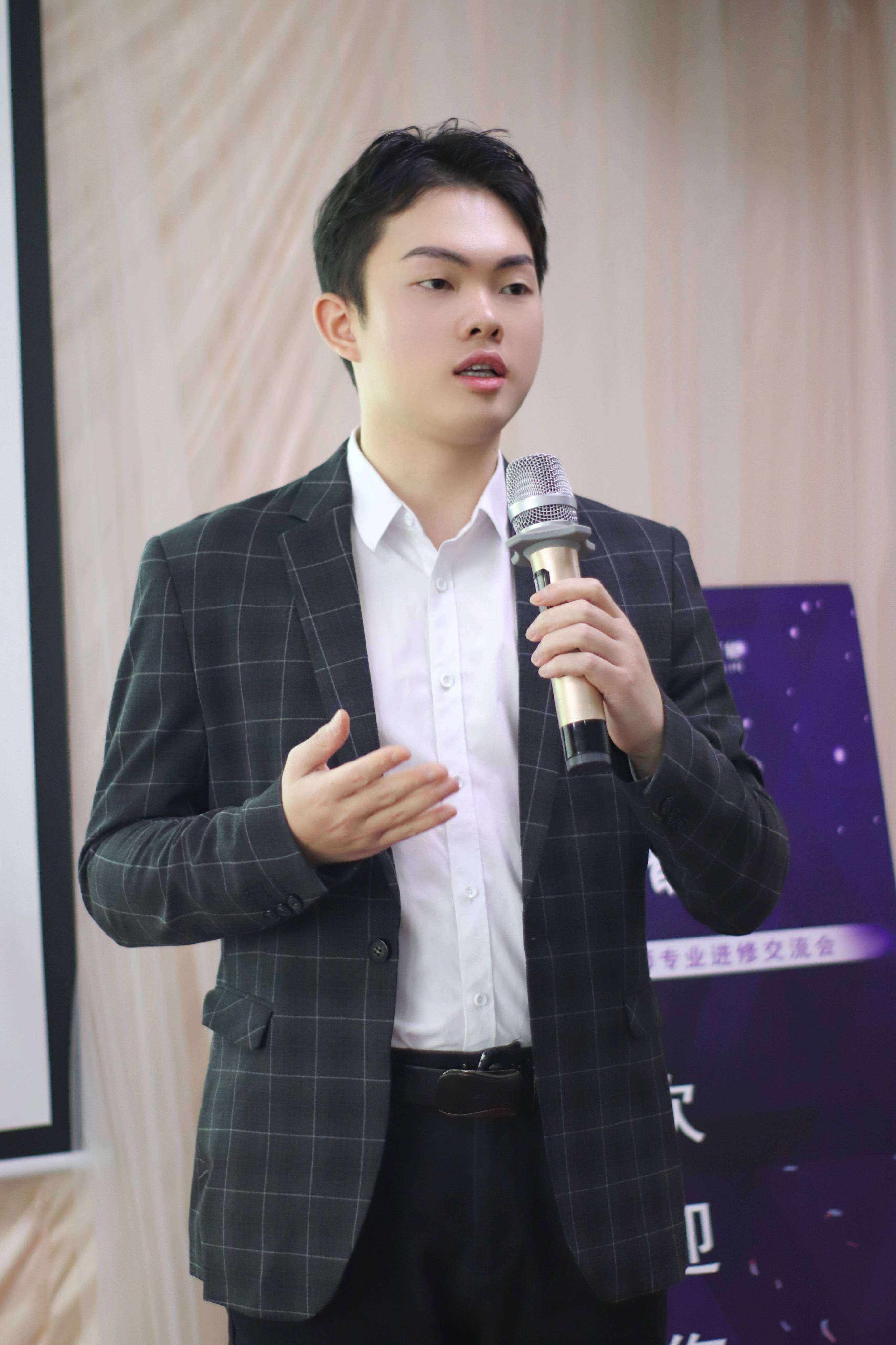 小孩|李泽老师——坚持做最好的自己，才能成就更好的别人