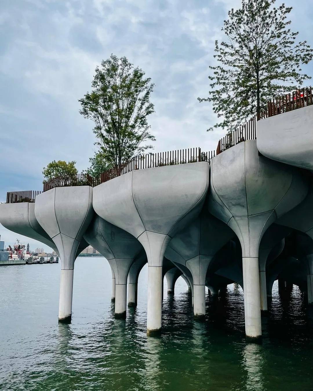 哈德逊河公园信托hrpt和55号码头上的清水混凝土花盆