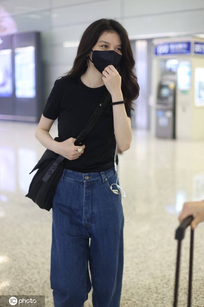 春夏(1992年12月5日- ),原名:李俊杰,出生于云南省昆明市,中国内地