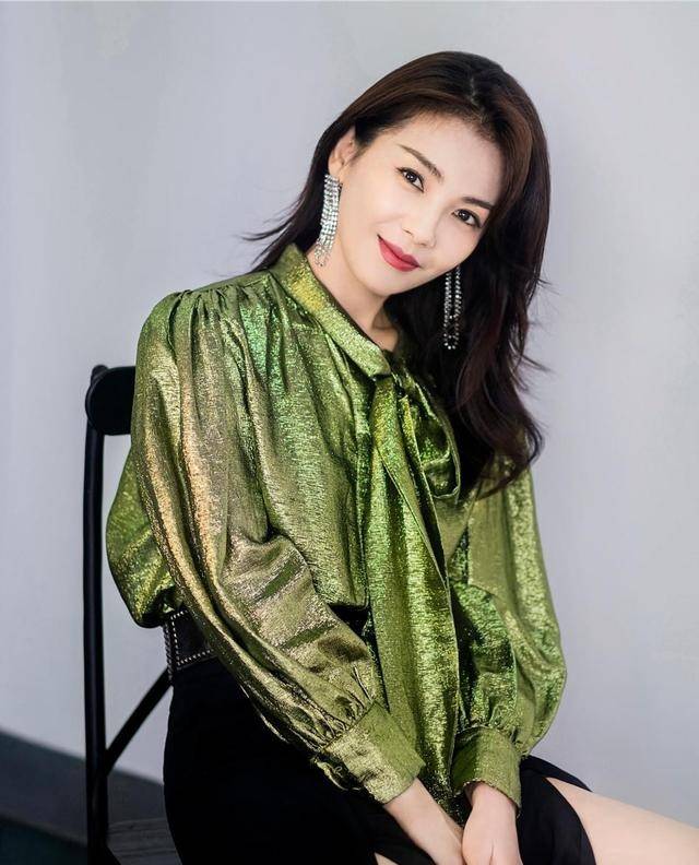 整体|刘涛P图太狠，穿开叉裤腿细到不真实，中式端庄风穿搭倒很惊艳