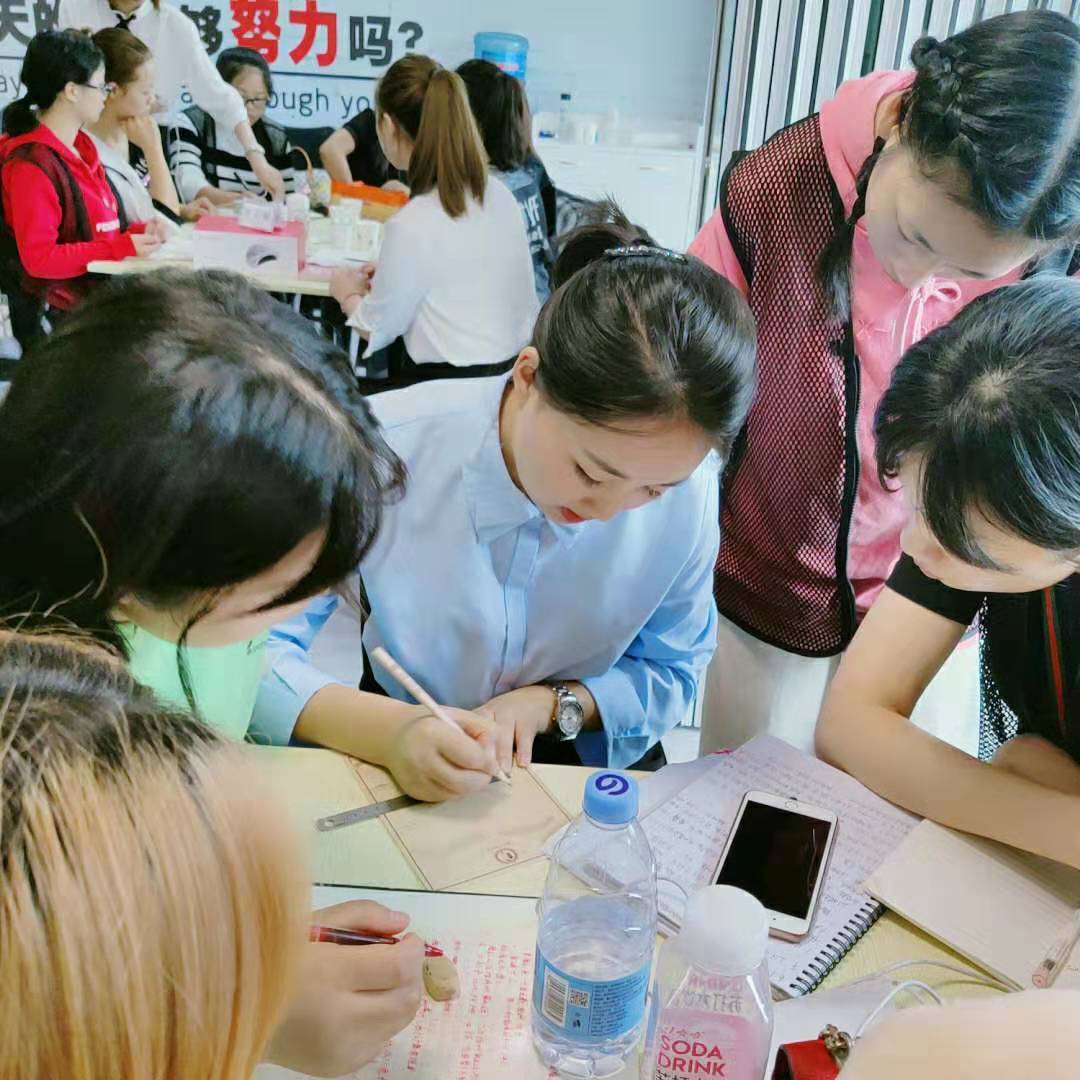 女士|纹绣人舒聃（韵灵）女士