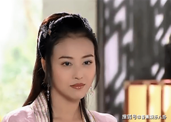 周海媚在剧中出演韩蝶衣时年近40,除了剧中的服装土了一点,她演少女演