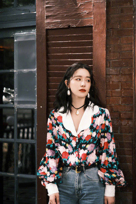 年代|复古港风再度来袭，女明星们都爱的风格，竟然全靠这个单品？