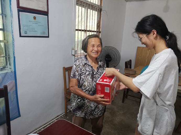 走访慰问空巢老人用心传递社会温情
