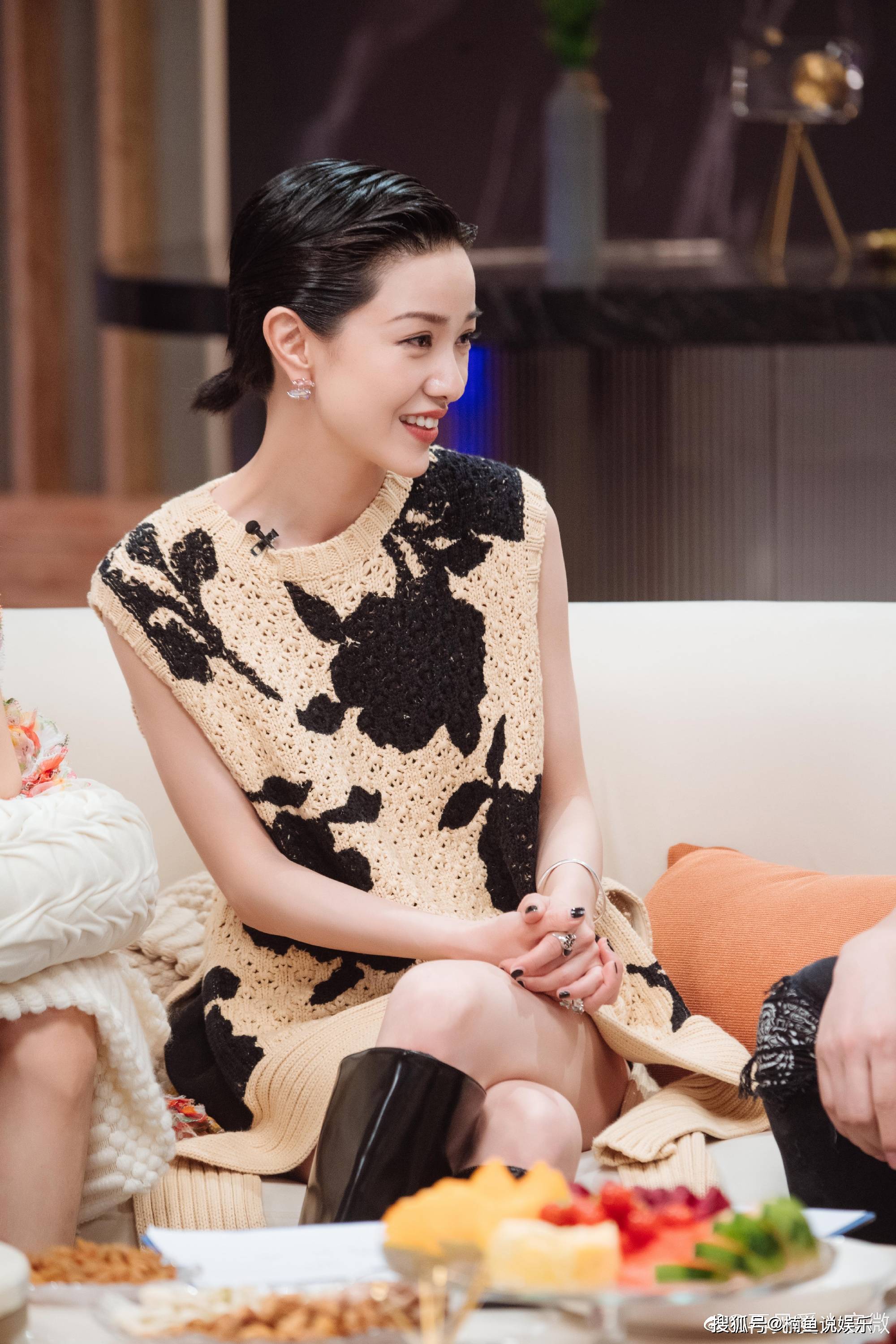 原创郭采洁气质有多惊艳?梳着大背头录节目,宛如坠入凡间的精灵