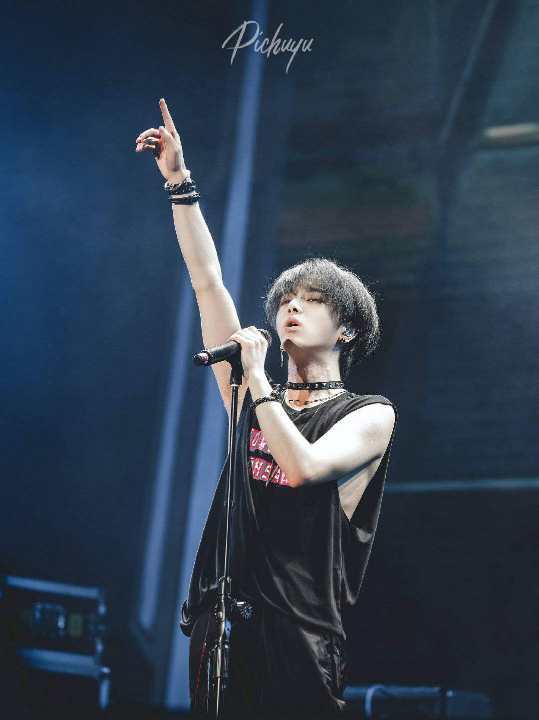 华晨宇,一个浑身散发音乐魅力的男人,让人无法离开双眼