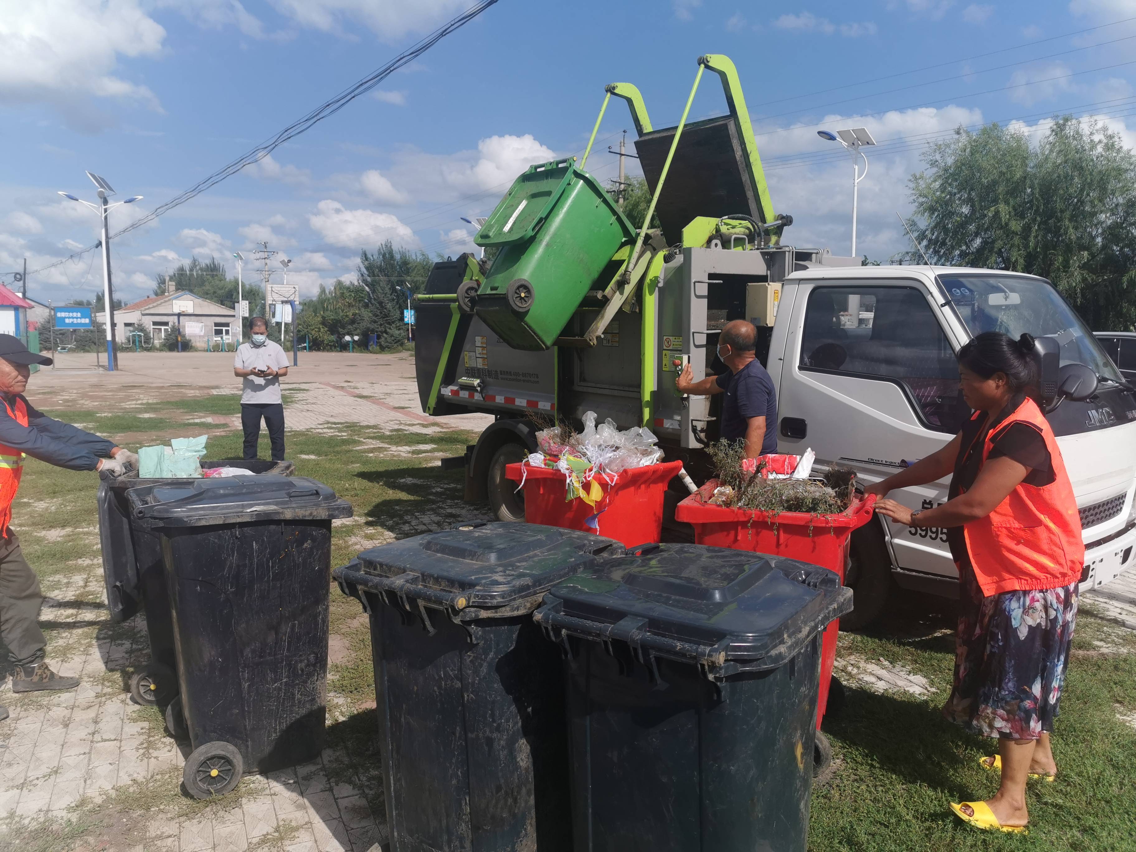 宝清县:垃圾转运车辆进村屯 村民幸福感显著提升