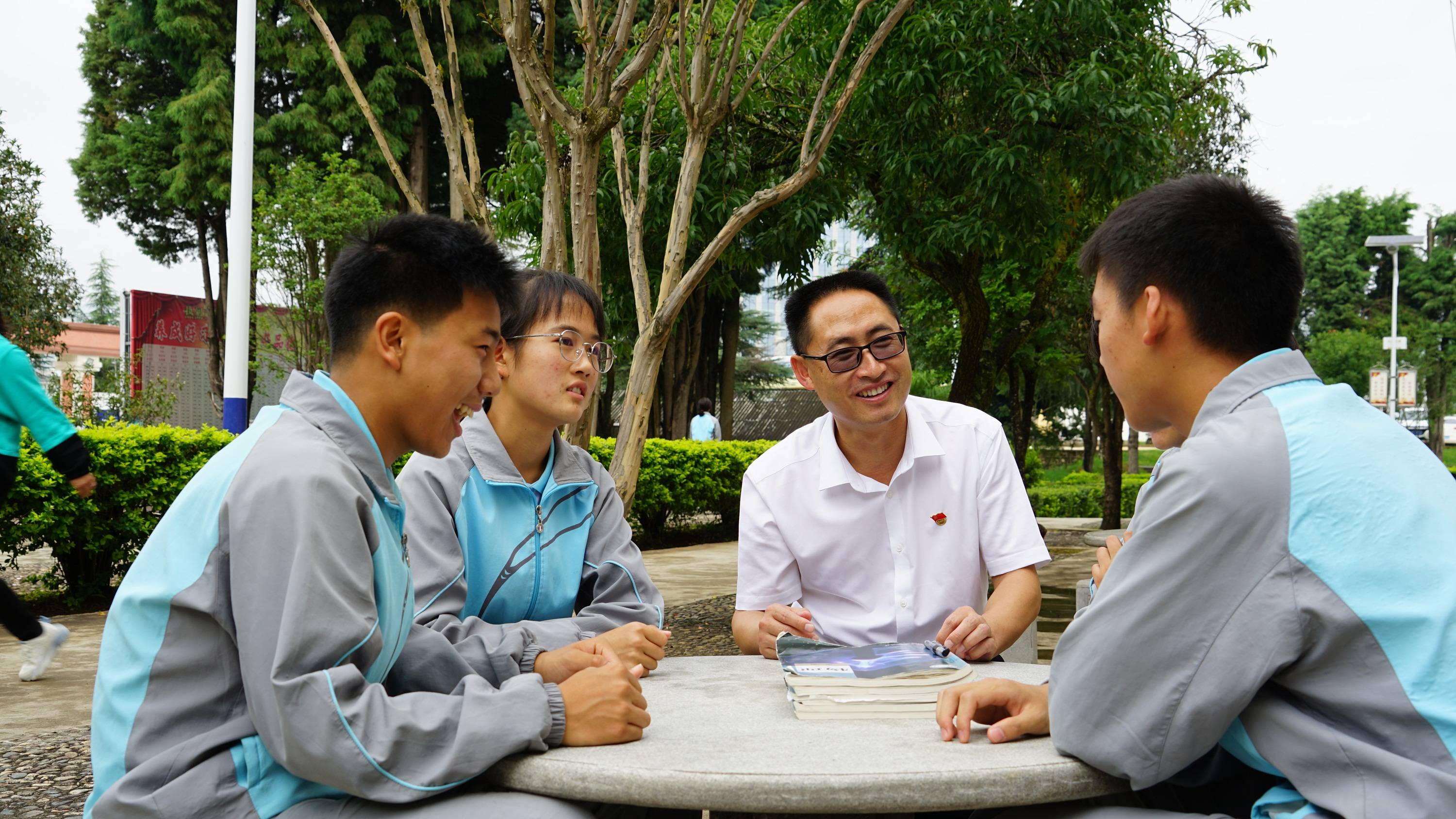 办好人民满意教育 昌宁二中吴雪峰:静心教书 潜心育人