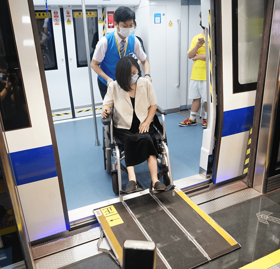 龙华区残疾人创业就业基地(ic爱创空间)员工在上班.