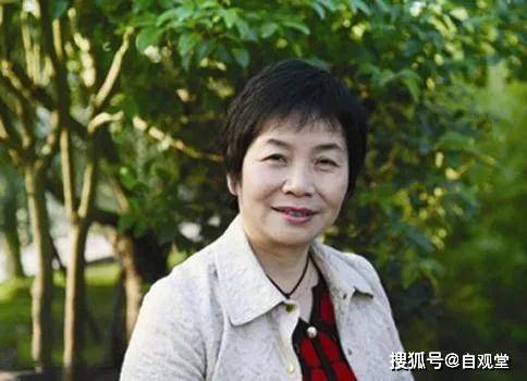 邵小琴生于著名陶都——江苏宜兴,自小就在紫砂陶艺