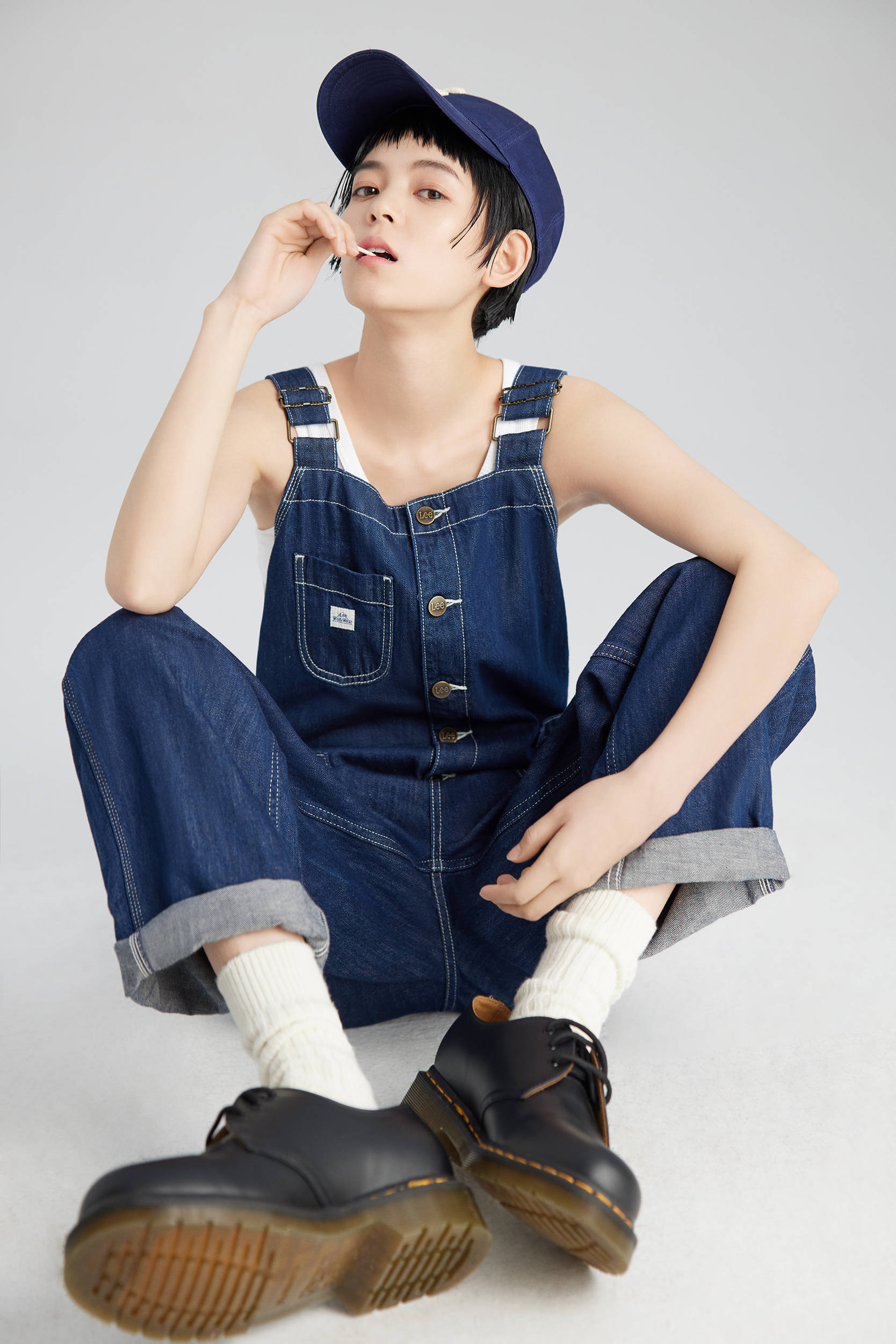 谢子然短发写真释出 牛仔工装风演绎酷飒灵动